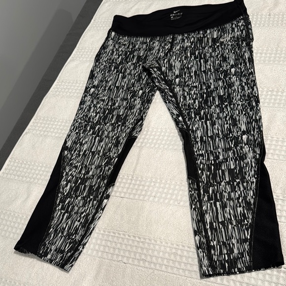 Nike DRI-FIT Black and White Leggings with Abstract Pattern - Picture 4 of 6
